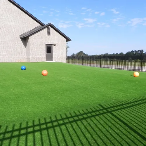 Commercial landscape with eco-friendly synthetic grass, ideal for business properties looking for a cost-effective, attractive, and sustainable lawn solution.